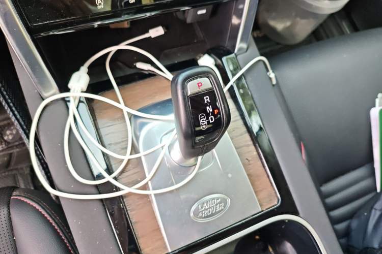 Used Land Rover Discovery Sport 2022 249 PS R-Dynamic SE Performance Tech Edition 5 Seats Gear Lever