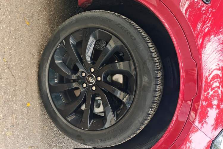 Used Land Rover Discovery Sport 2022 249 PS R-Dynamic SE Performance Tech Edition 5 Seats Right Front Wheel Hub