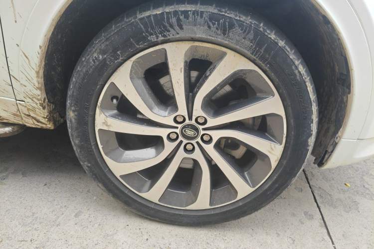 Used Land Rover Discovery Sport 2022 249 PS R-Dynamic S Performance Edition 5 Seats Right Front Wheel Hub