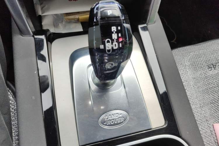 Used Land Rover Discovery Sport 2022 249 PS Metropolitan Edition 5 Seats Gear Lever