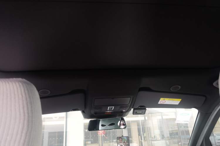 Used Land Rover Discovery Sport 2022 249 PS Metropolitan Edition 5 Seats Headliner