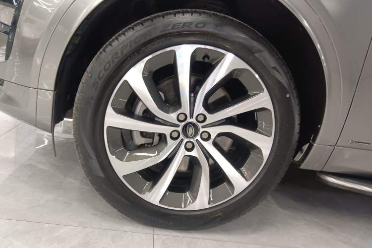 Used Land Rover Discovery Sport 2022 249 PS R-Dynamic S Performance Edition 5 Seats Left Front Wheel Hub