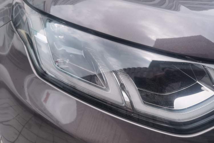 Used Land Rover Discovery Sport 2022 249 PS Metropolitan Edition 5 Seats Right Front Headlight