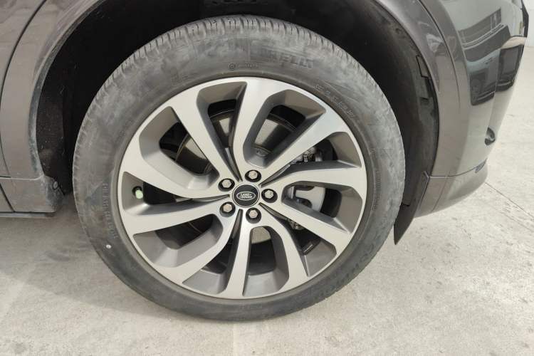Used Land Rover Discovery Sport 2022 249 PS Metropolitan Edition 5 Seats Right Front Wheel Hub