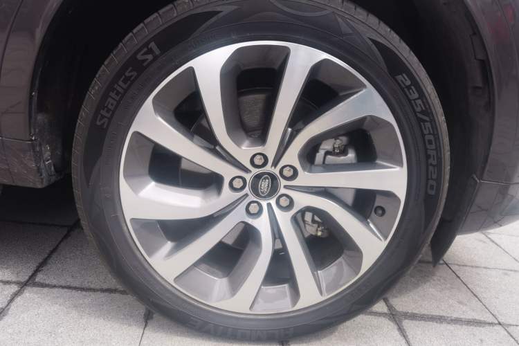 Used Land Rover Discovery Sport 2022 249 PS Metropolitan Edition 5 Seats Right Front Wheel Hub