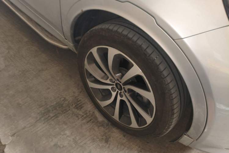 Used Land Rover Discovery Sport 2022 249 PS R-Dynamic S Performance Edition 5 Seats Right Front Wheel Hub