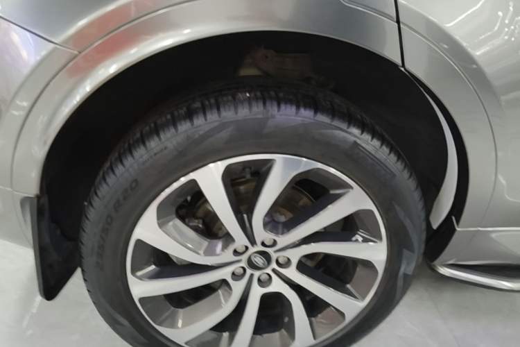 Used Land Rover Discovery Sport 2022 249 PS R-Dynamic S Performance Edition 5 Seats Right Rear Wheel Hub