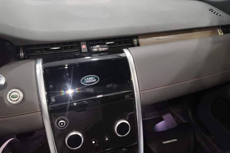 Used Land Rover Discovery Sport 2022 249 PS R-Dynamic S Performance Edition 5 Seats Audio And AC Panel