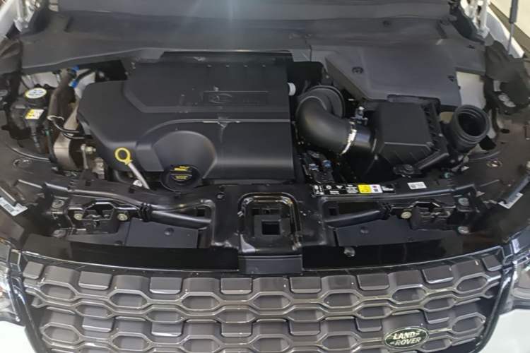 Used Land Rover Discovery Sport 2022 249 PS R-Dynamic S Performance Edition 5 Seats Engine Bay