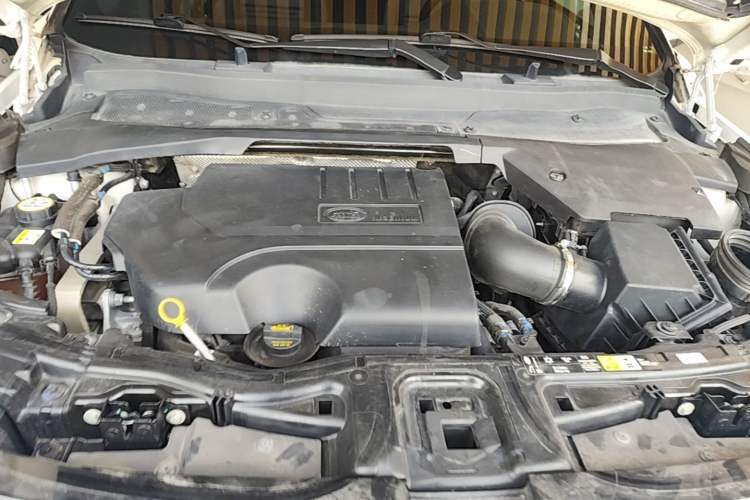 Used Land Rover Discovery Sport 2022 249 PS R-Dynamic S Performance Edition 5 Seats Engine Bay