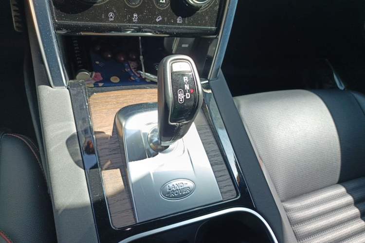 Used Land Rover Discovery Sport 2022 249 PS R-Dynamic S Performance Edition 5 Seats Gear Lever