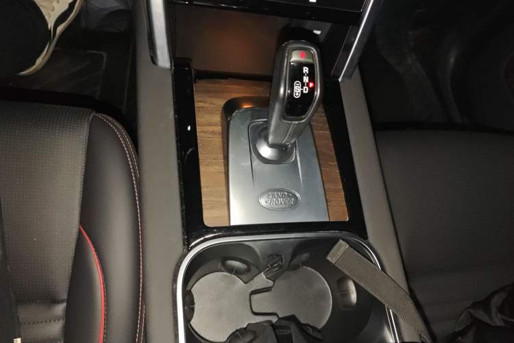 Used Land Rover Discovery Sport 2022 Revised Version 249 PS R-Dynamic S Performance Edition 5 Seats Gear Lever