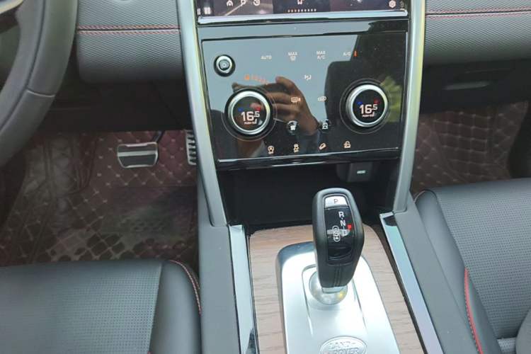 Used Land Rover Discovery Sport 2022 249 PS R-Dynamic SE Performance Tech Edition 5 Seats Gear Lever