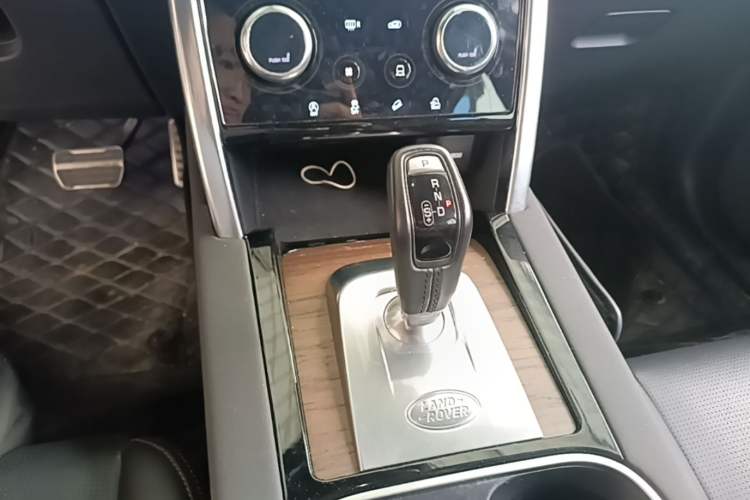 Used Land Rover Discovery Sport 2022 249 PS R-Dynamic S Performance Edition 5 Seats Gear Lever