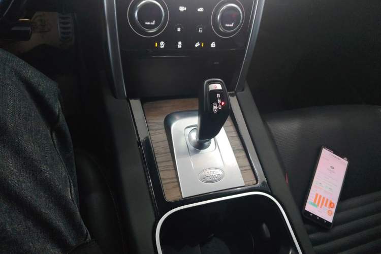 Used Land Rover Discovery Sport 2022 249 PS R-Dynamic SE Performance Tech Edition 5 Seats Gear Lever