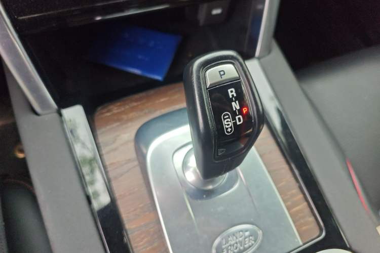 Used Land Rover Discovery Sport 2022 249 PS R-Dynamic S Performance Edition 5 Seats Gear Lever