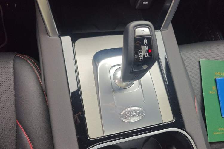 Used Land Rover Discovery Sport 2022 249 PS Metropolitan Edition 5 Seats Gear Lever