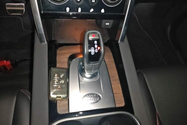 Used Land Rover Discovery Sport 2022 Restyled 249 PS R-Dynamic SE Performance Tech Edition 5 Seats Gear Lever