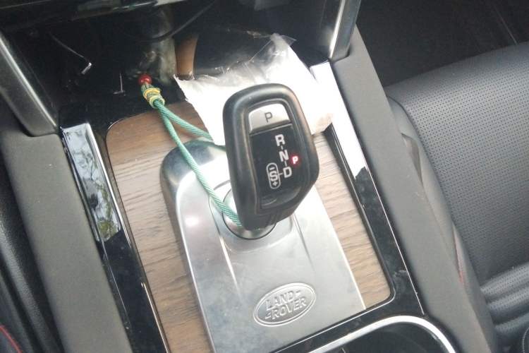 Used Land Rover Discovery Sport 2022 249 PS R-Dynamic SE Performance Tech Edition 5 Seats Gear Lever