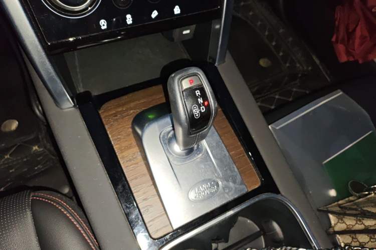 Used Land Rover Discovery Sport 2022 Revised Version 249 PS R-Dynamic S Performance Edition 5 Seats Gear Lever