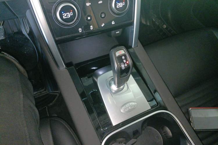 Used Land Rover Discovery Sport 2022 200 PS Family Edition 5 Seats Gear Lever