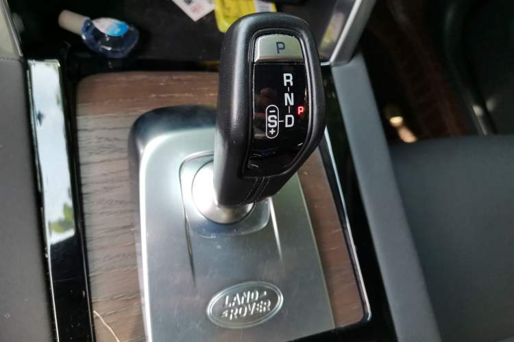 Used Land Rover Discovery Sport 2022 249 PS R-Dynamic S Performance Edition 5 Seats Gear Lever