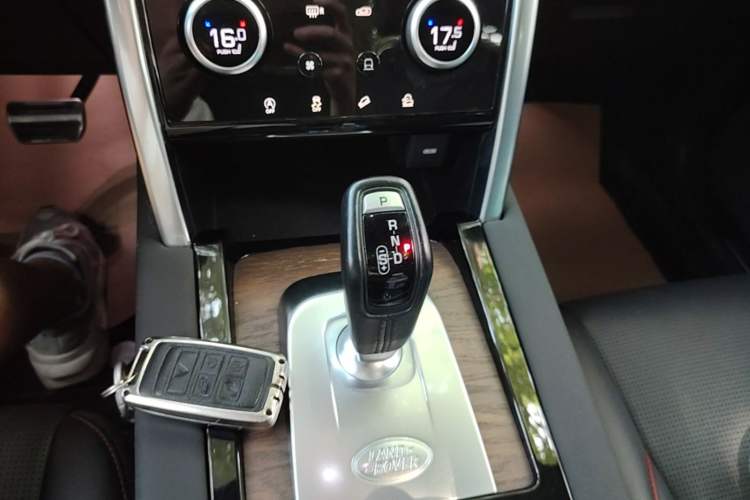 Used Land Rover Discovery Sport 2022 249 PS R-Dynamic S Performance Edition 5 Seats Gear Lever