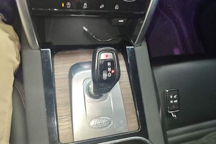 Used Land Rover Discovery Sport 2022 249 PS R-Dynamic S Performance Edition 5 Seats Gear Lever