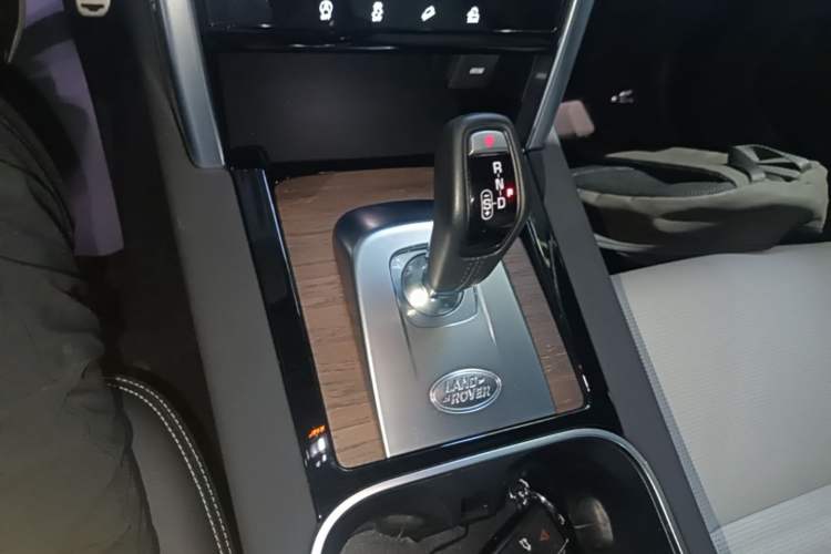 Used Land Rover Discovery Sport 2022 249 PS R-Dynamic S Performance Edition 5 Seats Gear Lever