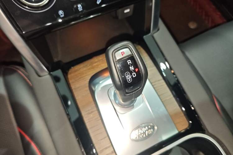 Used Land Rover Discovery Sport 2022 Revised Version 249 PS R-Dynamic S Performance Edition 5 Seats Gear Lever