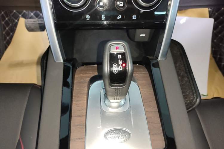 Used Land Rover Discovery Sport 2022 249 PS R-Dynamic S Performance Edition 5 Seats Gear Lever