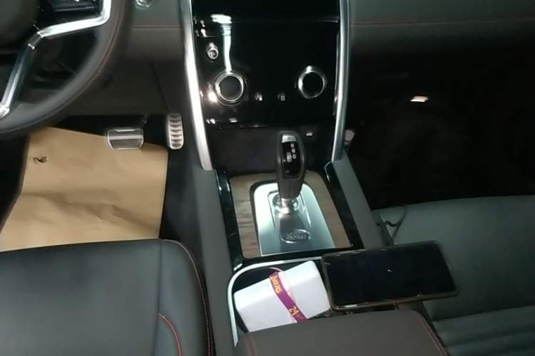 Used Land Rover Discovery Sport 2022 249 PS R-Dynamic SE Performance Tech Edition 5 Seats Gear Lever
