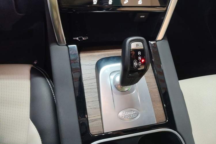 Used Land Rover Discovery Sport 2022 Revised Version 249 PS R-Dynamic S Performance Edition 5 Seats Gear Lever