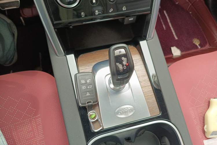 Used Land Rover Discovery Sport 2022 249 PS R-Dynamic SE Performance Tech Edition 5 Seats Gear Lever