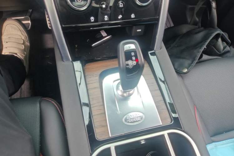 Used Land Rover Discovery Sport 2022 249 PS R-Dynamic S Performance Edition 5 Seats Gear Lever