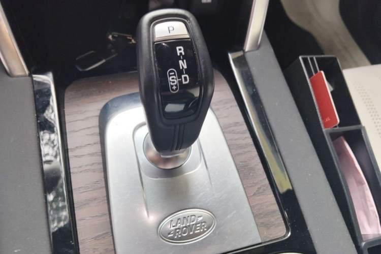 Used Land Rover Discovery Sport 2022 249 PS R-Dynamic S Performance Edition 5 Seats Gear Lever