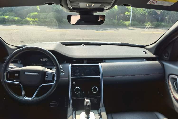 Used Land Rover Discovery Sport 2022 Revised Version 249 PS Metropolitan Edition Interior 1
