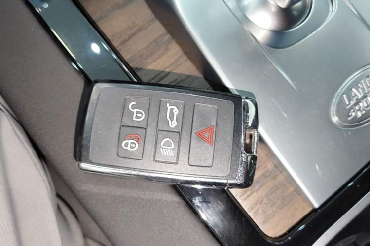 Used Land Rover Discovery Sport 2022 249 PS R-Dynamic S Performance Edition 5 Seats Interior 1