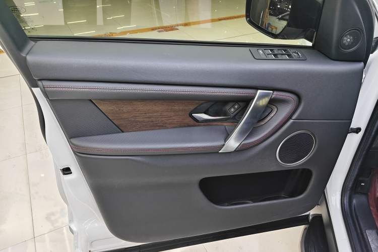 Used Land Rover Discovery Sport 2022 249 PS R-Dynamic S Performance Edition 5 Seats Interior 12