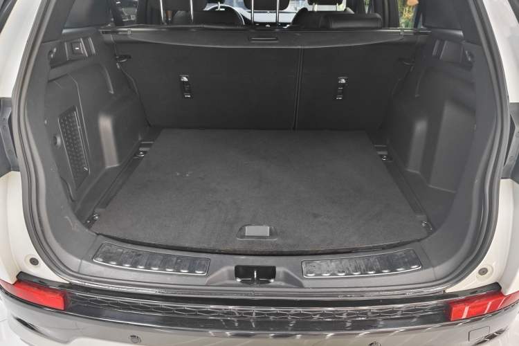 Used Land Rover Discovery Sport 2022 249 PS R-Dynamic S Performance Edition 5 Seats Interior 7