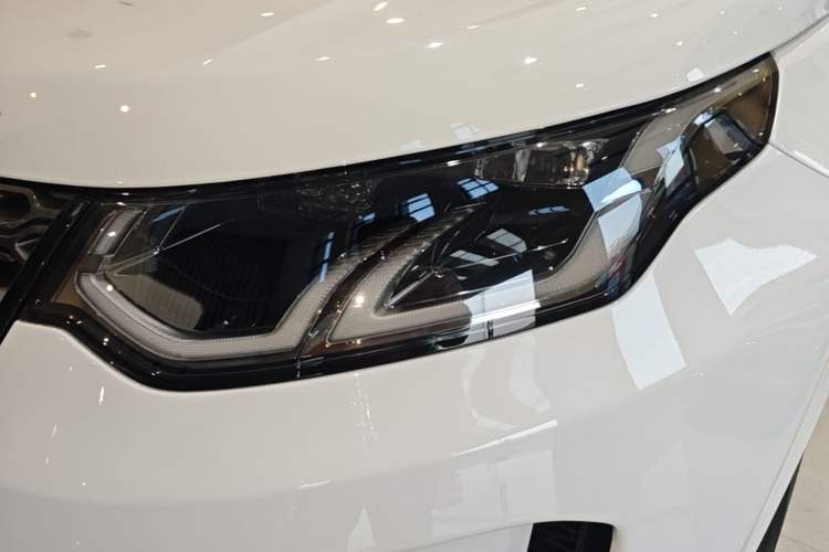 Used Land Rover Discovery Sport 2022 Revised Version 249 PS R-Dynamic S Performance Edition 5 Seats Left Front Headlight