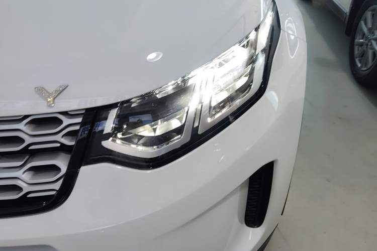 Used Land Rover Discovery Sport 2022 200 PS Family Edition 5 Seats Left Front Headlight