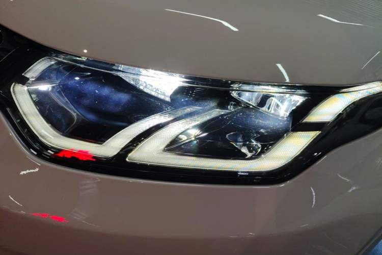 Used Land Rover Discovery Sport 2022 Revised Version 249 PS R-Dynamic S Performance Edition 5 Seats Left Front Headlight