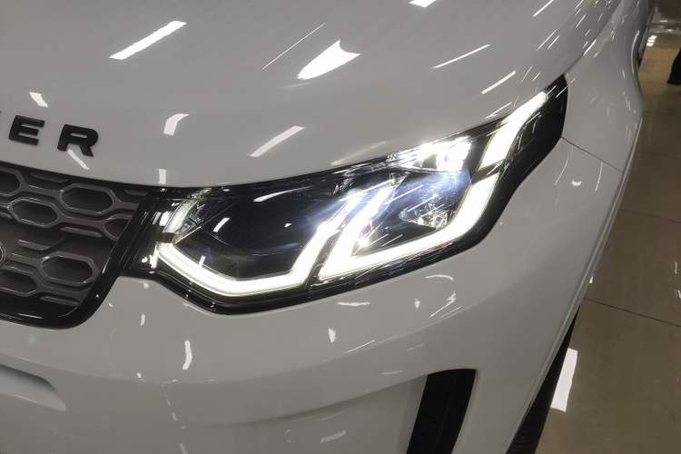 Used Land Rover Discovery Sport 2022 Revised Version 249 PS R-Dynamic S Performance Edition 5 Seats Left Front Headlight