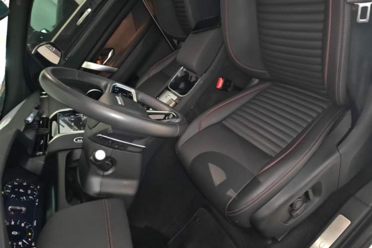 Used Land Rover Discovery Sport 2022 Restyled 249 PS R-Dynamic SE Performance Tech Edition 5 Seats Left Front Seat