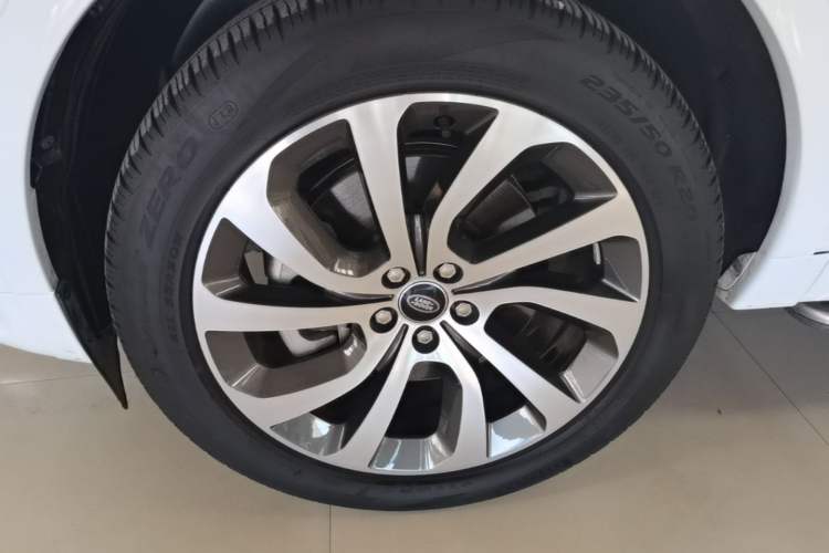Used Land Rover Discovery Sport 2022 Revised Version 249 PS R-Dynamic S Performance Edition 5 Seats Left Front Wheel Hub