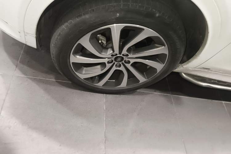 Used Land Rover Discovery Sport 2022 249 PS R-Dynamic S Performance Edition 5 Seats Left Front Wheel Hub