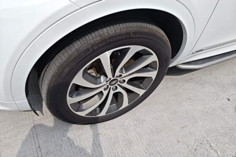 Used Land Rover Discovery Sport 2022 249 PS R-Dynamic S Performance Edition 5 Seats Left Front Wheel Hub