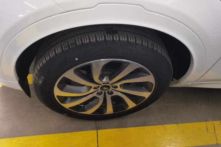 Used Land Rover Discovery Sport 2022 Revised Version 249 PS R-Dynamic S Performance Edition 5 Seats Left Front Wheel Hub