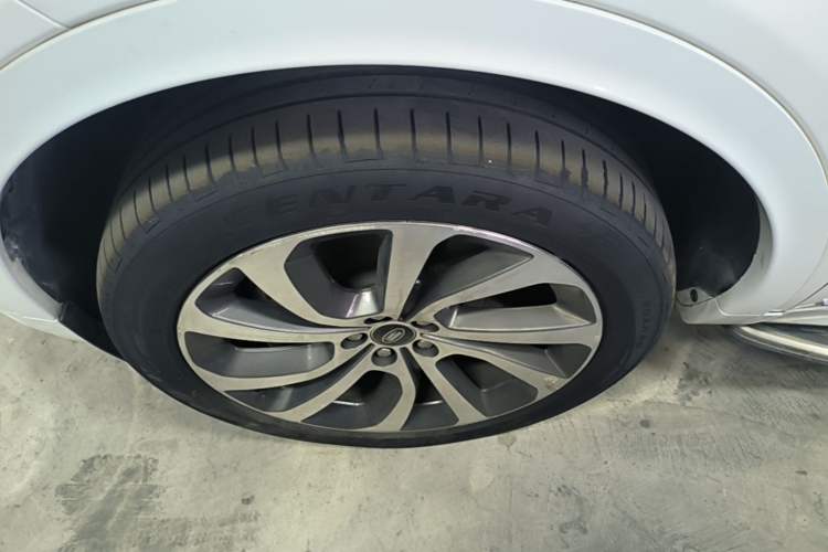 Used Land Rover Discovery Sport 2022 249 PS R-Dynamic S Performance Edition 5 Seats Left Front Wheel Hub
